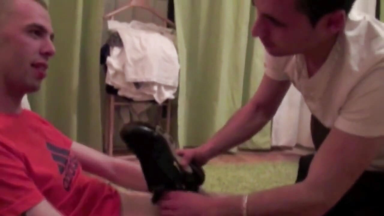 เกย์หนุ่มเซ็กซี่โดนเย็ดในรองเท้าผ้าใบครอบงํา