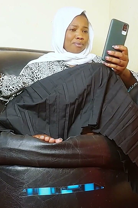 Meyve suyu amcığım odamda kendimi sikerken çığlık atmamı sağlıyor