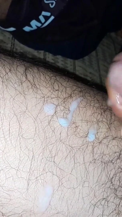 Momento accattivante da "Grande sborrata sulla mia gamba di notte"
