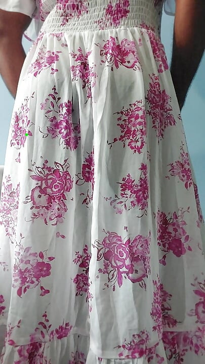 Estoy bailando mientras me masturbo con mi vestido de chiffon transparente de seda con flores rosas