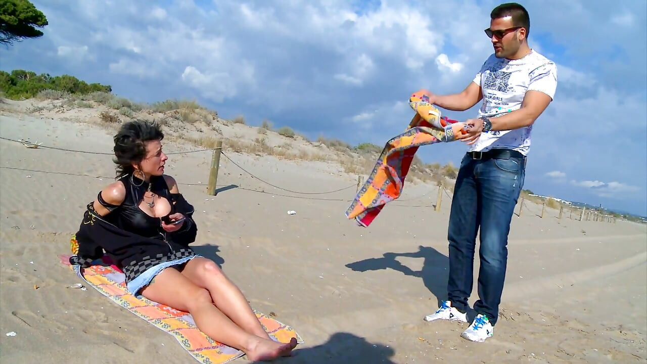 suka plażowa i pieprzona napalona w domu