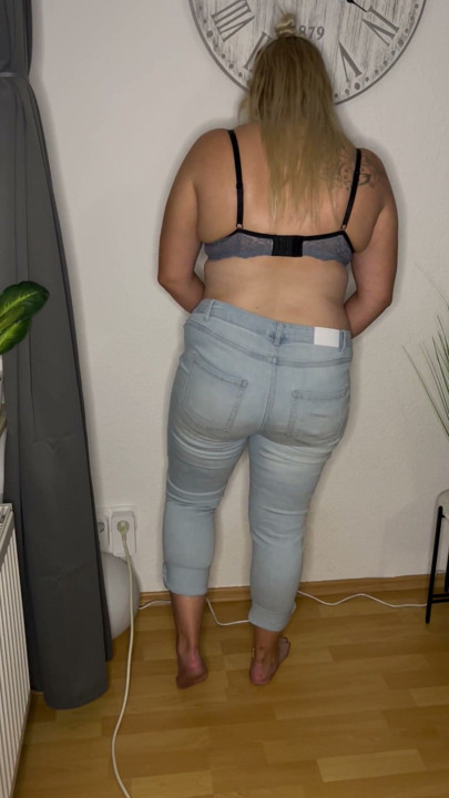 Onani stående, BH og jeans, flere orgasmer, fingring og satisfyer, het, våt, skjelvende, stønnende, rykkende | Klipp 1