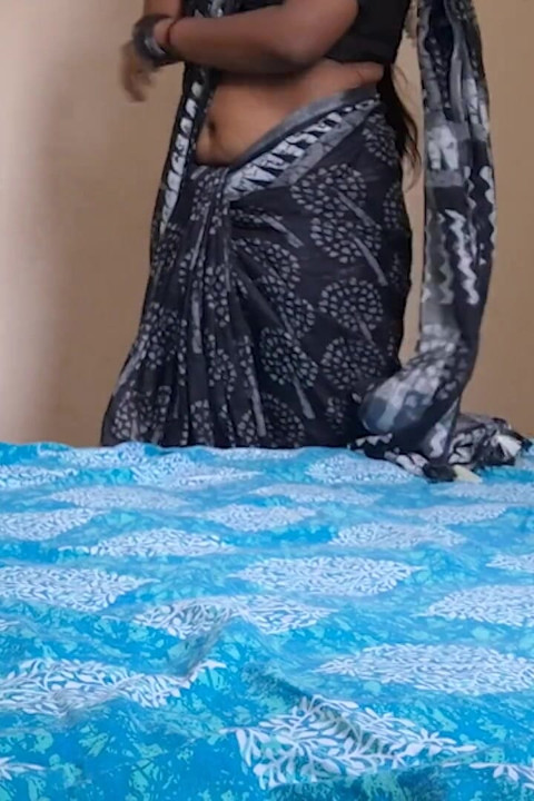Watch How Indian Married Aunty Gets Seduced by Neighbour