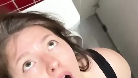 Masturbasi di tempat umumku