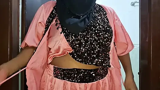 Desi aunty quenched his thirst by inserting a dildo into her pussy