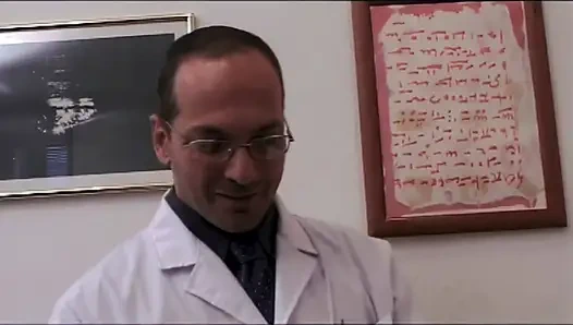 Pasien terangsang mengambil penis keras dokternya