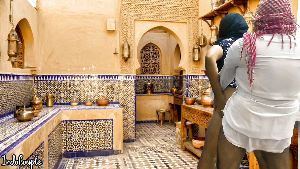 Un mari saoudien et sa femme iranienne baisent dans la cuisine
