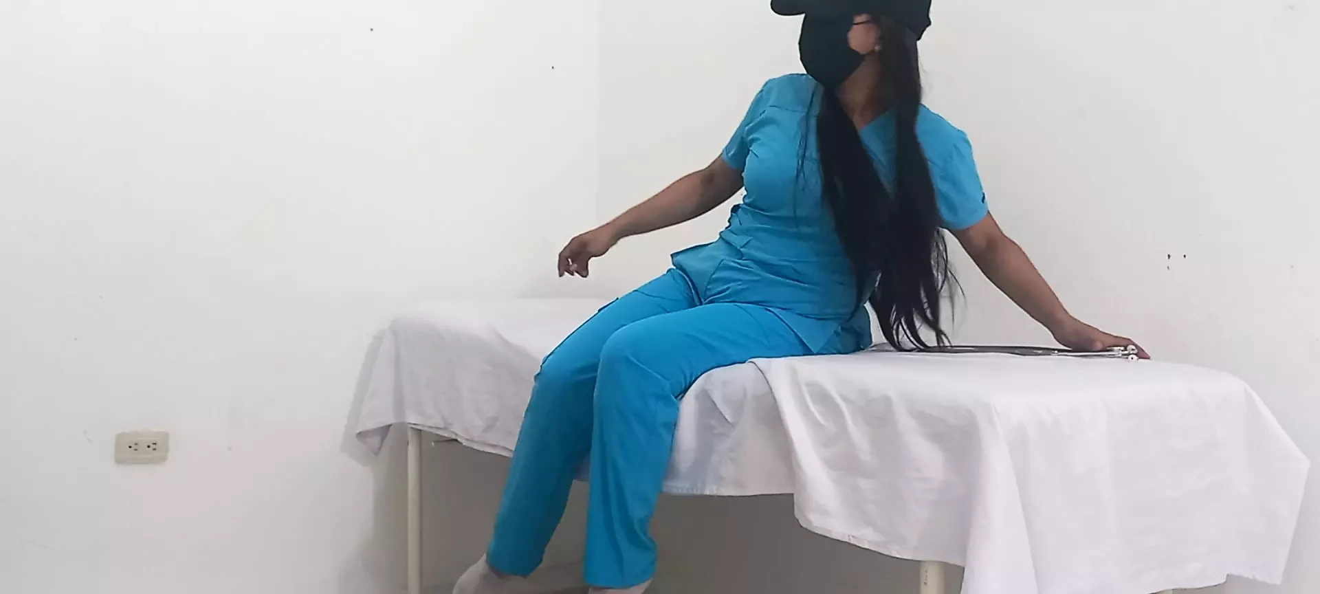 Mi enfermera se masajea el coño y gime de placer en su consultorio