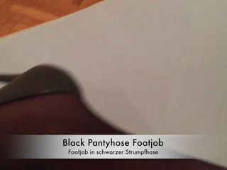 Footjob w czarnych rajstopach