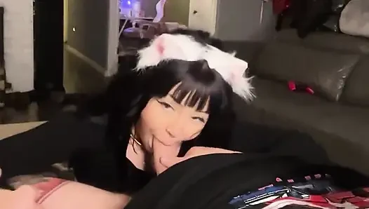 Gadis imut dengan telinga kucing lagi asik nyepong kontol besar