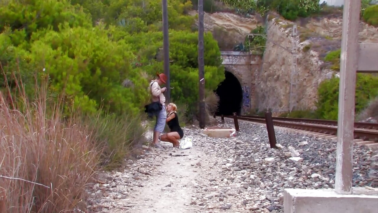 年轻的Leyla Black一个金发荡妇喜欢被干