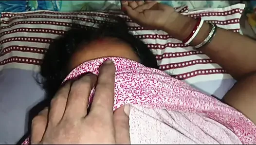 Istri desi menyetubuhi memeknya yang berair