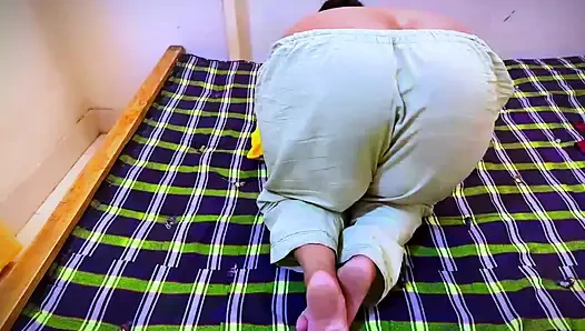 Девушка-коллаж начинает живое шоу в хостеле, когда она была возбуждена