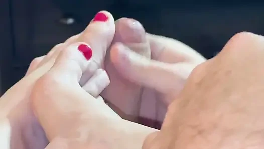 Üstsüz evli kadın ayakla muamele çekiyor