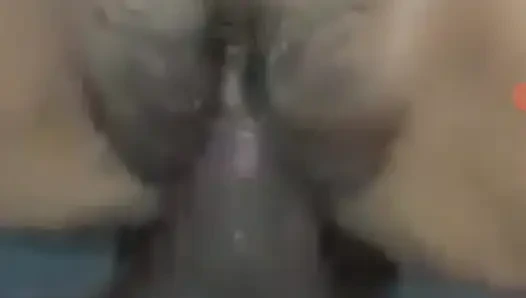 O kadar çok fışkırtıyor ki yarağımdan aldığı his için vücudunu kıkırdatıyor