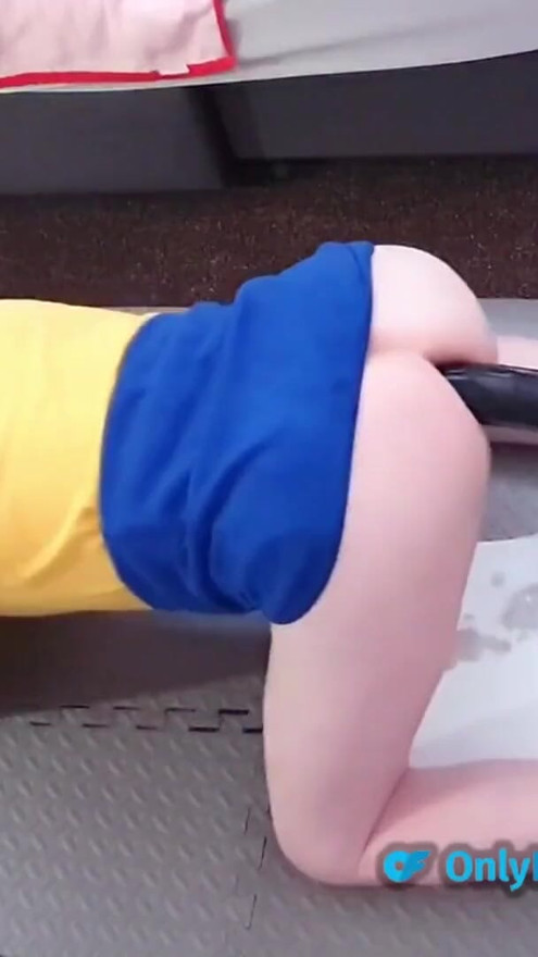 Essex Girl Lisa huge anal dildos on the fucking machine | Clip 1