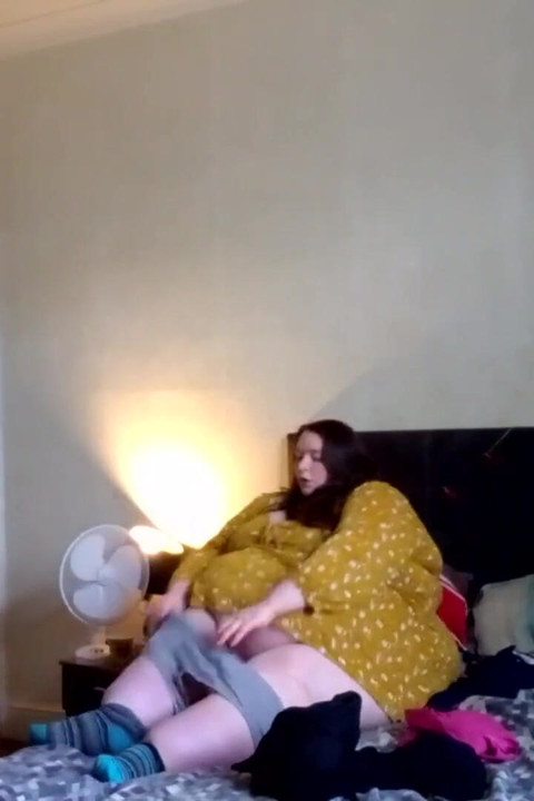 ŽENA SA VELIKIM SISAMA SE SKIDA U SPAVAĆOJ SOBI