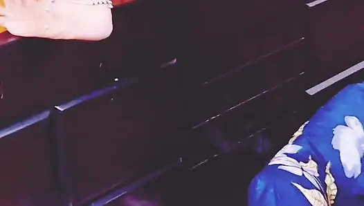 Aniket, Sanjana'yı yaşlı adamla sikiyor ve ona bir yarak verdi.