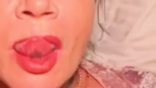 Sert anal yakın çekim sikişiyor, üvey annenin büyük götüne boşalıyor