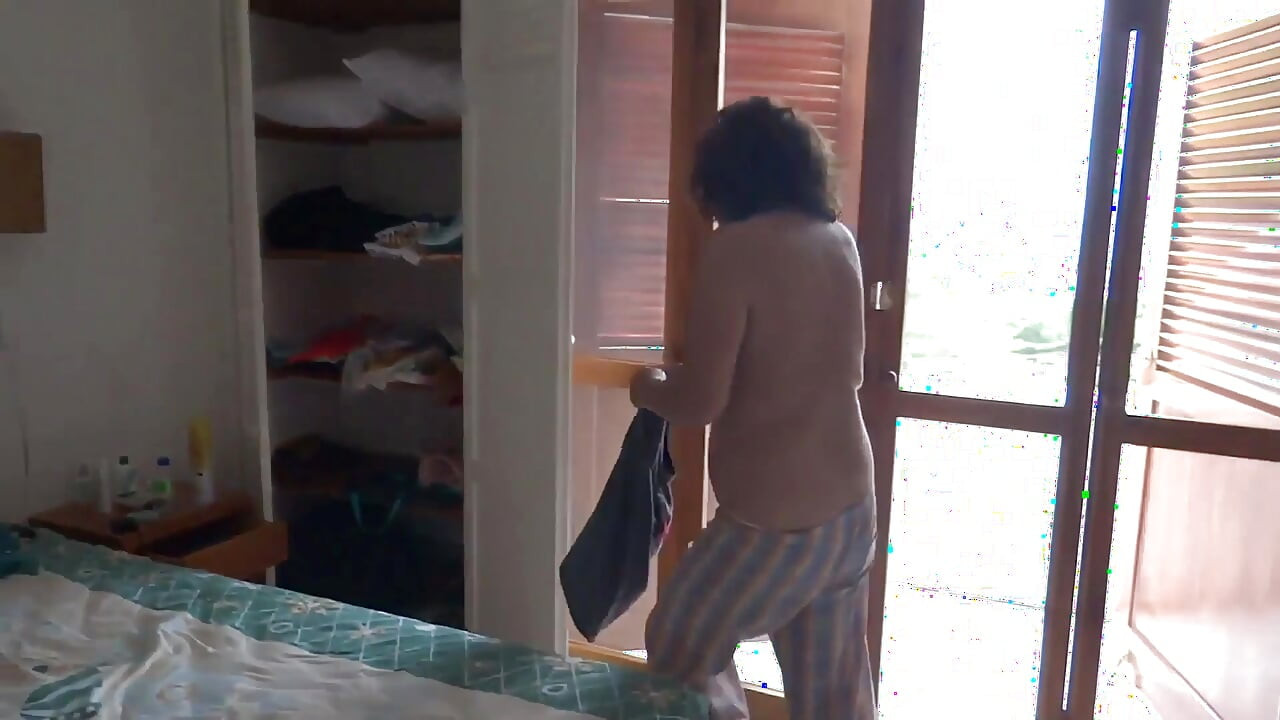 Grabo a mi madrastra en la playa desnudarse y poniéndose un bikini, gran culo y coño peludo