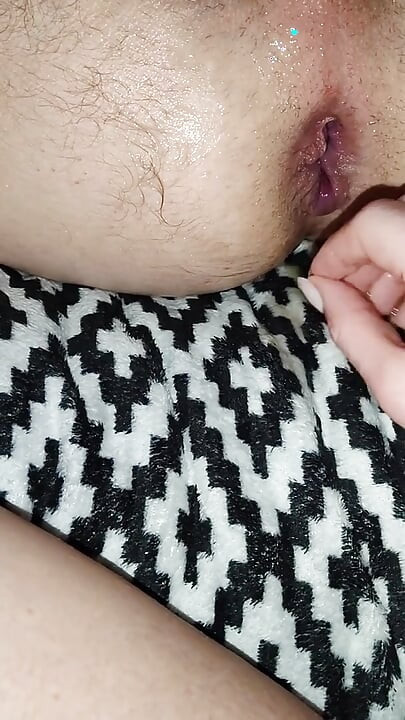 Minha esposa coloca seu punho inteiro na minha bunda, eu amo fisting e alongamento de bunda