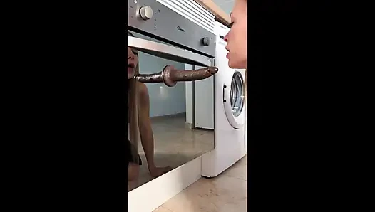 Миниатюрная домохозяйка поняла, что черный член лучше, и получила мощный сквирт