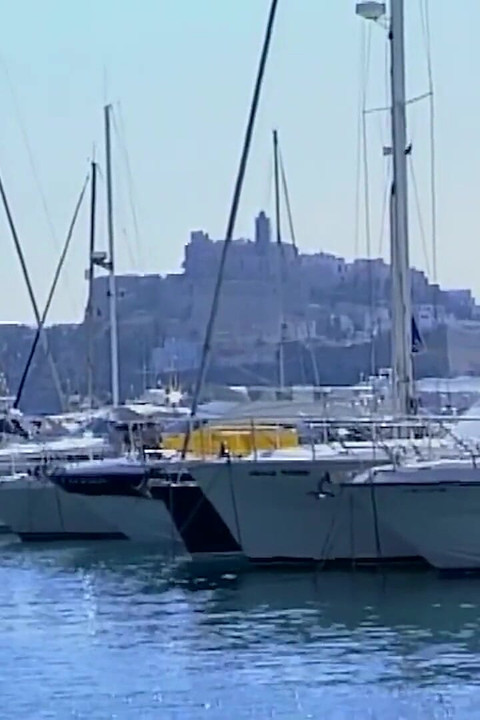 Pasangan vintaj berkongkek dengan pancutan mani pancutan perlahan dalam mulut