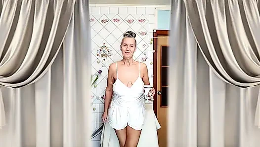 Горячая зрелая домохозяйка Lukerya в белом танке топе и шортах соблазняет и мастурбирует на стиральную машину