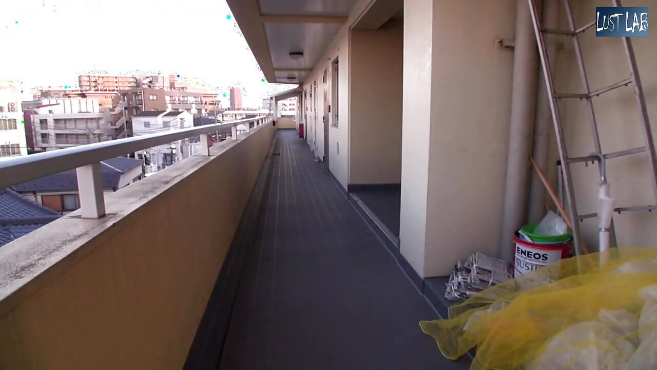 Trash run verleiding. Een speelse vrouw sluipt een risicovol moment - deel 2