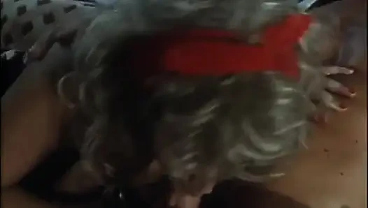 Güzel lezbiyenler kıllı amcık yalıyor