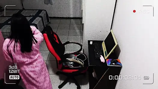Evli kadın kocasını komşusuyla aldatıyor
