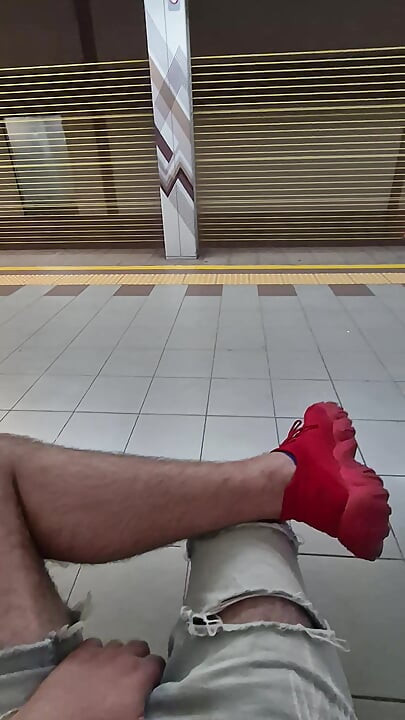 Debeli bugarski kurac postaje tvrd u podzemnoj.