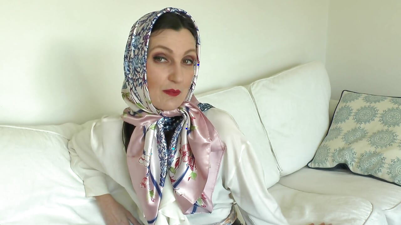 Amante de lenço de cetim e gozando em um lenço de cetim brilhante, Lady Victoria Valente