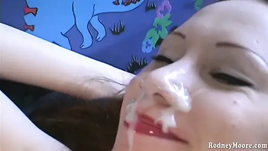 Девушка-готесса из 90-х обожает пауков и член