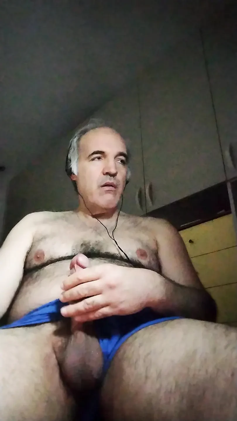 Îmi masturbez pula timp de două ore, în sfârșit am orgasm