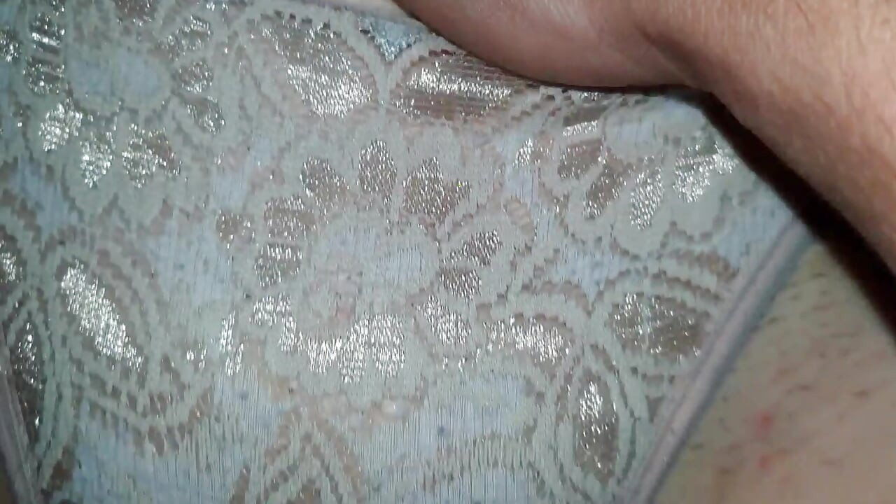 Wanita berkahwin panas tidak menanggalkan seluar dalamnya untuk mendapatkan creampie di dalam farajnya