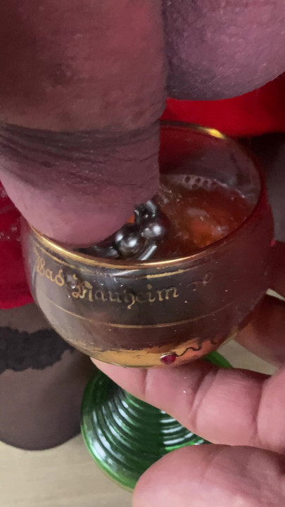 Pišam u svoju čašu za vino