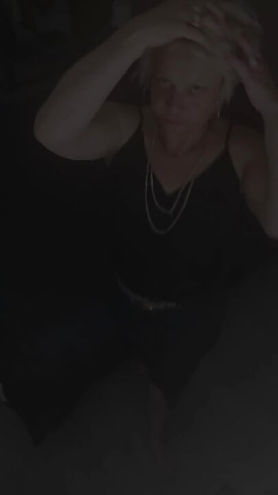 Sua madura e puta milf está esperando seu pau grande.