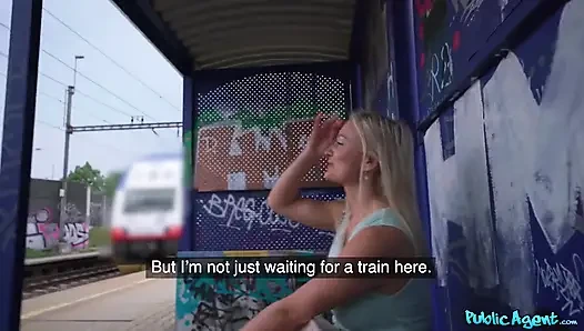 Public Agent - büyük memeli sarışın Lily Joy tren istasyonunun arkasında sikiliyor