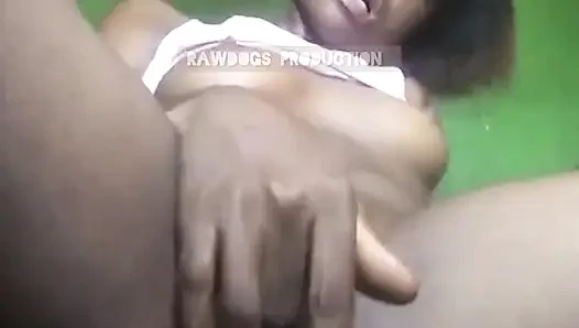 Pacarku ngirimin aku video masturbasi memeknya yang basah sebagai hadiah baru