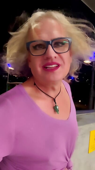 Sissy sexy în pantaloni scurți, în pantaloni scurți, parcare în centrul orașului