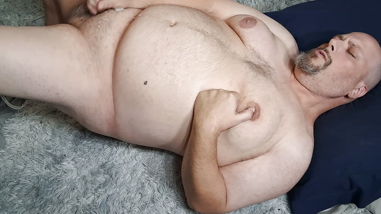 Chico gordito se tumba en el suelo y se corre