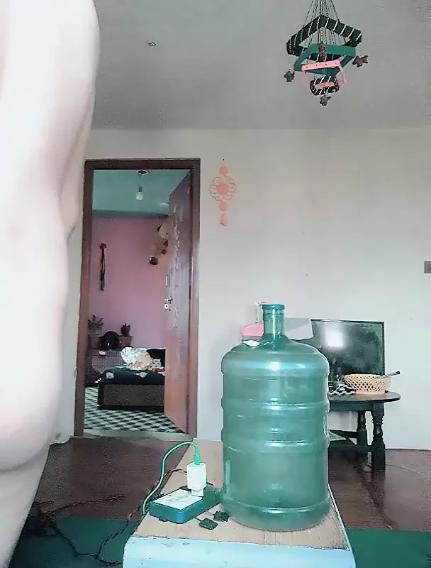 Un frère sexy se masturbe brutalement
