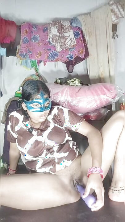 Meletakkan jari ke dalam pepek awek dara, air pepek keluar, tiada tanah, jadi audio Hindi dara memasukkan dildo ke dalam pepek dan mengambil air pepek di pantat.