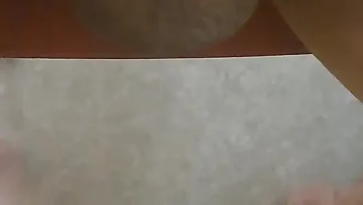 Sissy, bir topu kırma seansından sonra boşalıyor