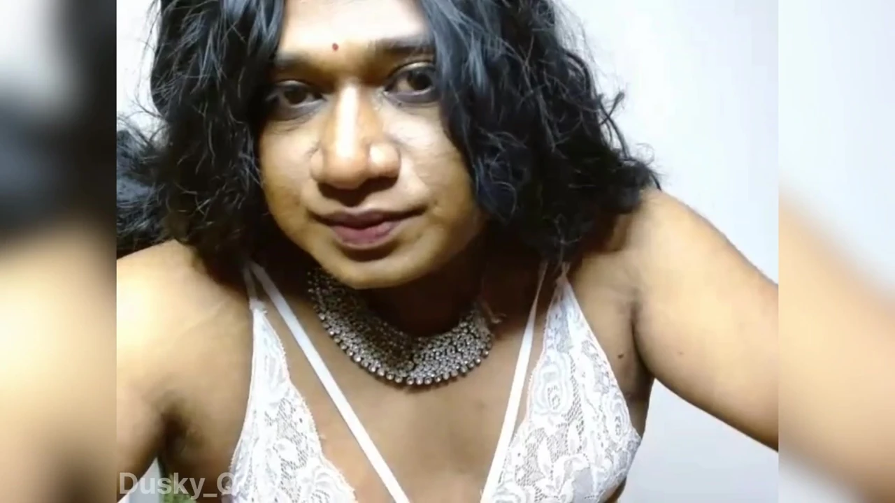 Akhila dusky trans göğüslerini sıkıyor ve yarağını okşuyor