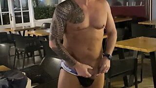 Chris Morgan nackt im Yumbo