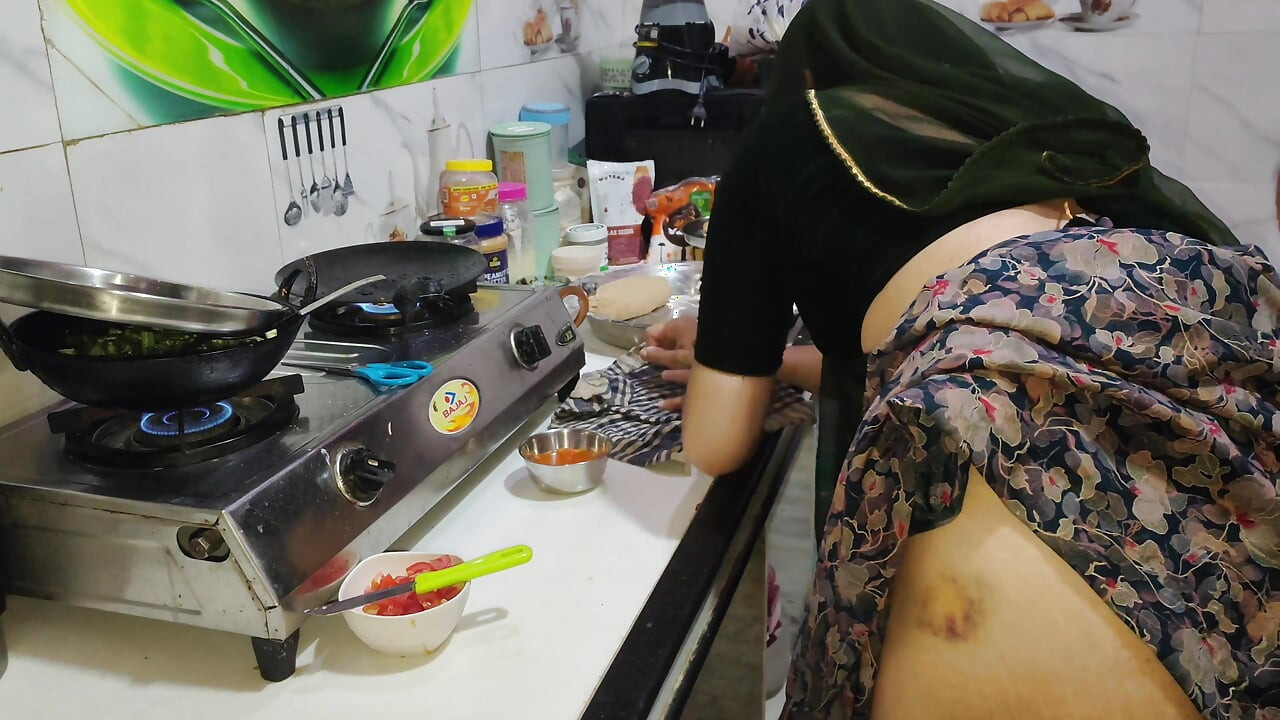Desi bhabhi kitchen me khana bana rahi thi tabhi devar ne piche se le li bhabhi ki hardcore sex