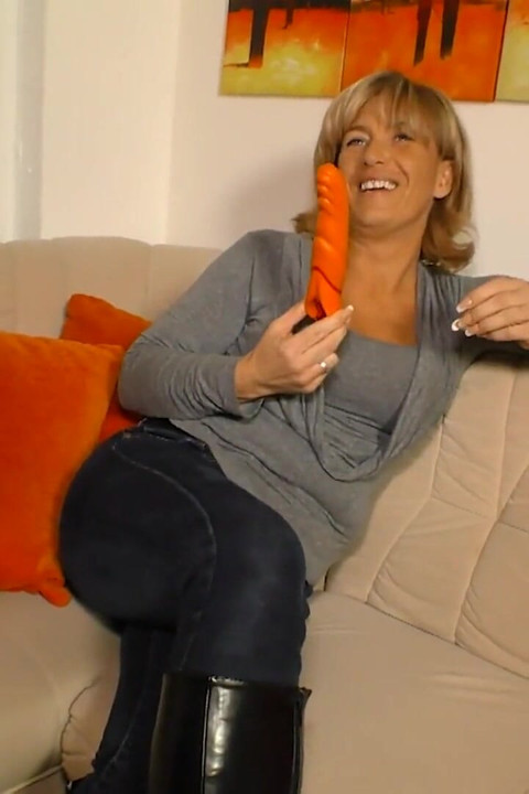 Sarışın orta yaşlı seksi kadın dildoyu seviyor