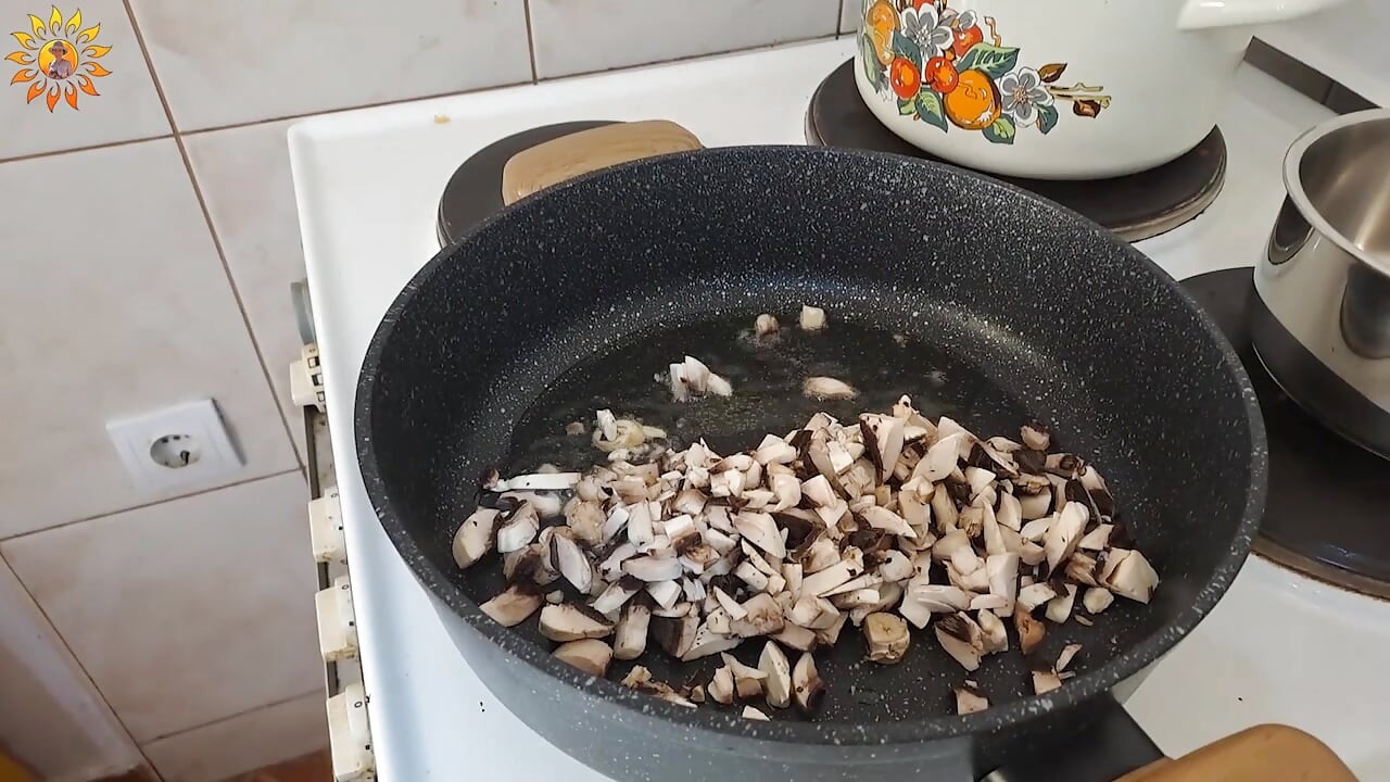 실제 홈메이드 비디오: 버섯으로 고기를 요리하는 Mila Naturist